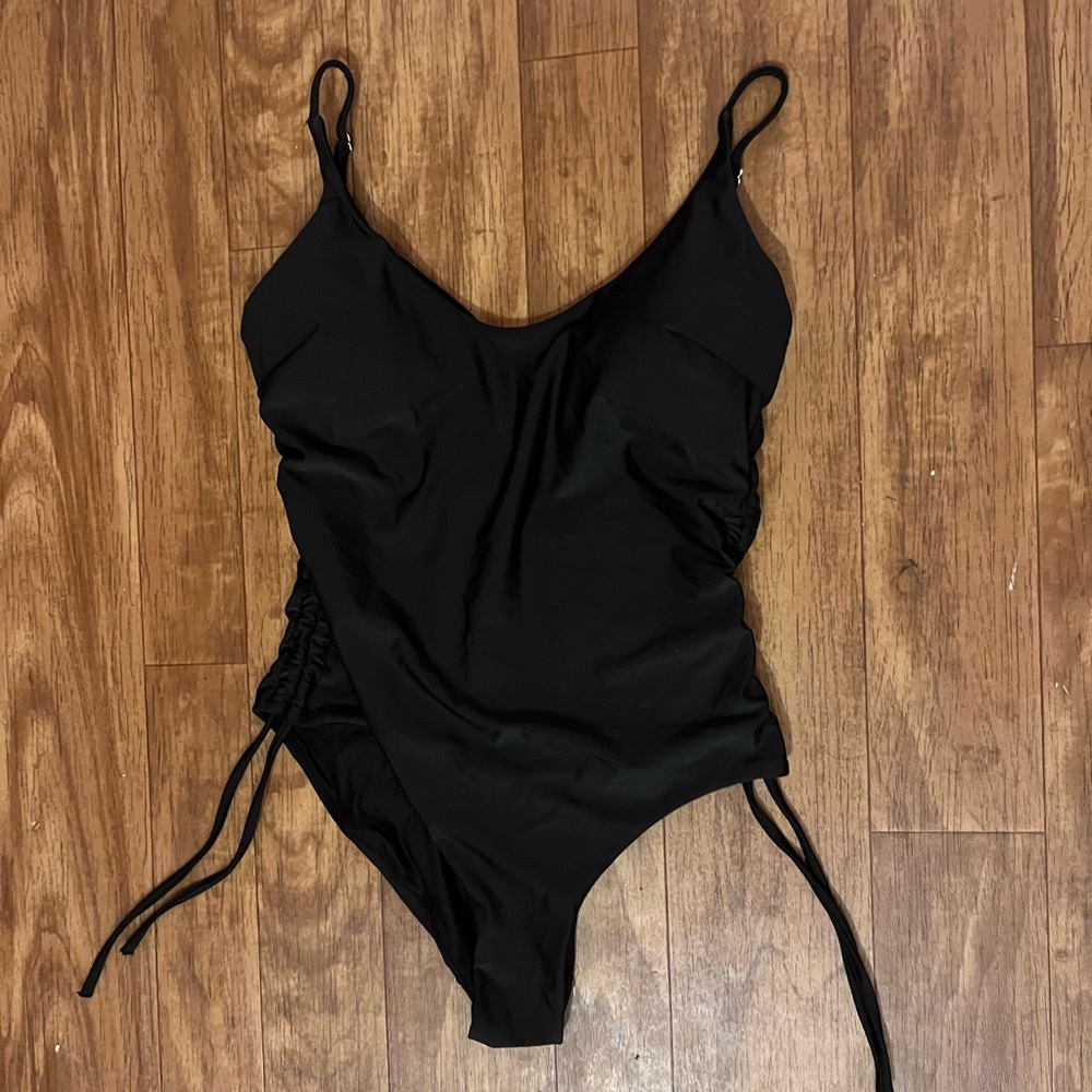 Flattering one-piece H&M swimsuit with removable padding and adjustable straps.